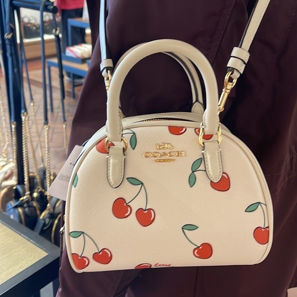 Coach Sydney Satchel With Heart Cherry Print
COLOR:
Gold/Chalk Multi
NWT - Picture 12 of 16